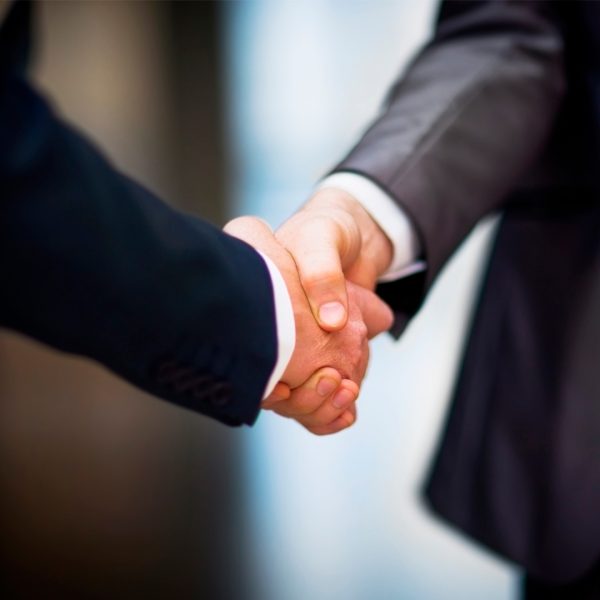 Aperto de mãos: parceria com empresas